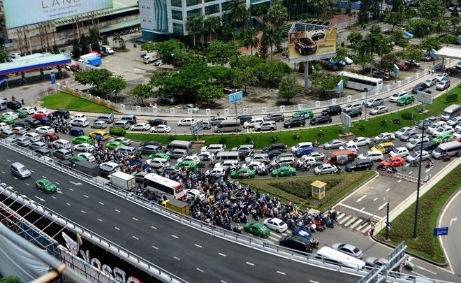 Lối ra vào sân bay Tân Sơn Nhất thường xuyên ùn tắc vào dịp cao điểm.