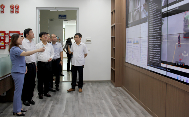 Phó Chủ tịch UBND tỉnh Vũ Thị Hiền Hạnh cùng đoàn công tác của Tập đoàn Bưu chính Viễn thông Việt Nam tham quan Trung tâm Điều hành thông minh tỉnh.