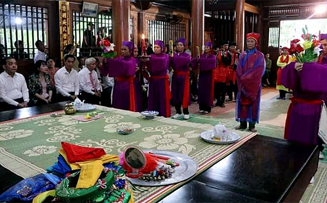 Lễ dâng hương trong lễ hội đình làng Dọc được tổ chức từ ngày 13 - 14/7 âm lịch hàng năm.