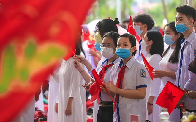 Học sinh chào cờ đầu năm học mới.