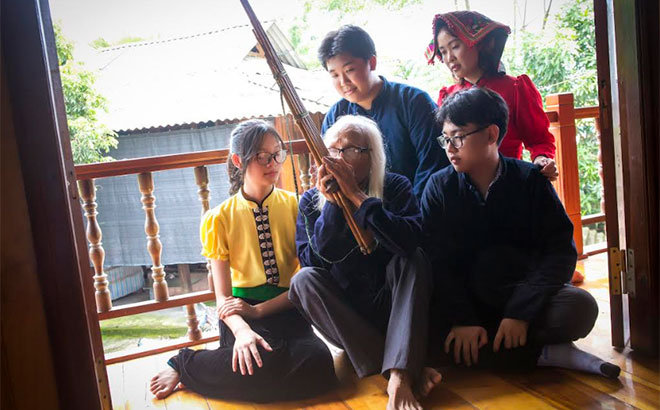 Nhóm bạn trẻ tìm hiểu văn hóa dân tộc Thái từ nghệ nhân Lò Văn Biến, ở bản Căng Nà, phường Trung Tâm, thị xã Nghĩa Lộ.