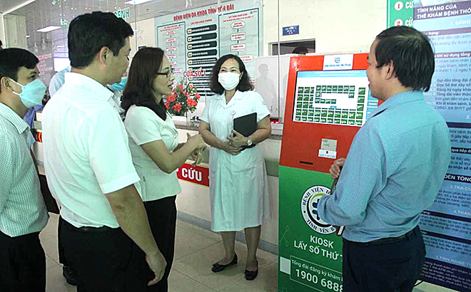 Lãnh đạo Cục Công nghệ - Thông tin, Bộ Y tế; lãnh đạo sở Y tế tỉnh tham quan cây phát số tự động cho người bệnh đến đăng ký khám chữa bệnh tại Bệnh viện đa khoa tỉnh Yên Bái.