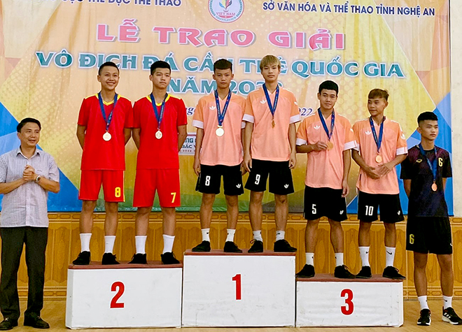 Yen Bai athletes win gold and bronze medals in men’s doubles at the national youth shuttlecock kicking championship 2022.