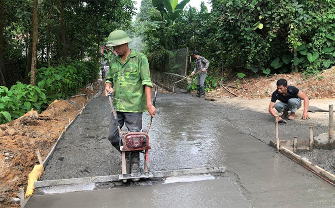 Người dân huyện Yên Bình bê tông hóa đường giao thông nông thôn.