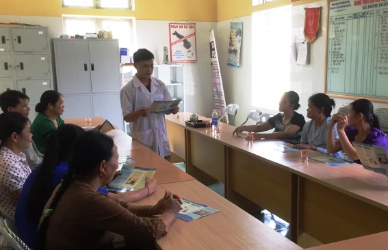 Cán bộ y tế xã tuyên truyền về hiệu quả của BHYT cho người dân xã Minh Xuân, huyện Lục Yên.