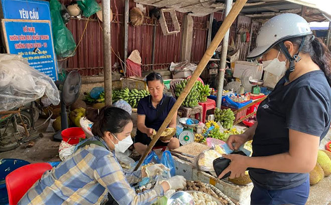 Người lao động có thu nhập thấp phải tính toán, cân đối thu chi hợp lý khi giá cả leo thang.