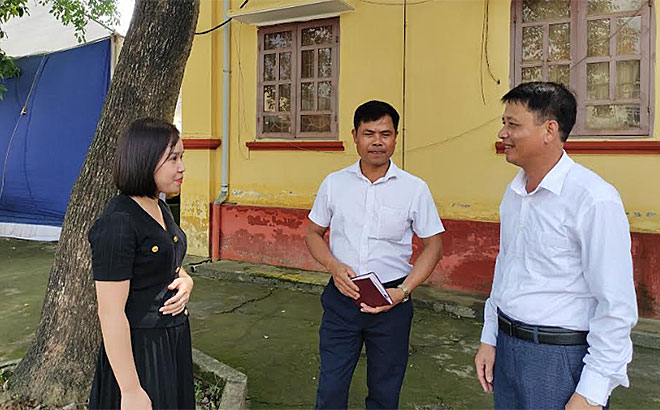 Lãnh đạo Đảng bộ xã Yên Hợp và Chi bộ thôn Yên Thành chia sẻ kinh nghiệm vận động quần chúng với đảng viên trẻ Nguyễn Thị Diệu Phương.