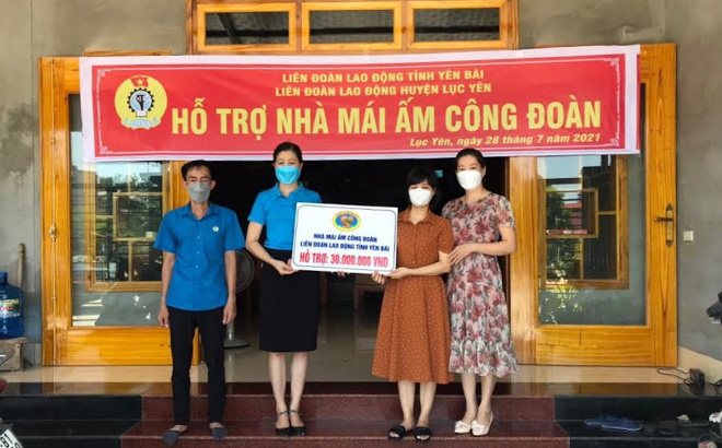 Lãnh đạo Liên đoàn Lao động huyện Lục Yên trao tặng nhà “Mái ấm công đoàn” cho đoàn viên nghèo có hoàn cảnh khó khăn.