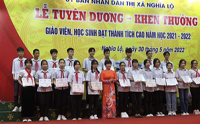 Bà Hoàng Thị Hồng Hạnh - Chủ tịch HKH thị xã Nghĩa Lộ khen thưởng cho học sinh đạt thành tích cao trong năm học 2021-2022.