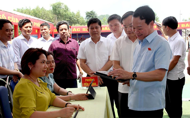 Đồng chí Đỗ Đức Duy - Ủy viên Ban Chấp hành Trung ương Đảng, Bí thư Tỉnh ủy, Trưởng đoàn Đoàn đại biểu Quốc hội tỉnh tham quan mô hình chuyển đổi số “Phòng họp không giấy tờ” của phường Yên Thịnh, thành phố Yên Bái.