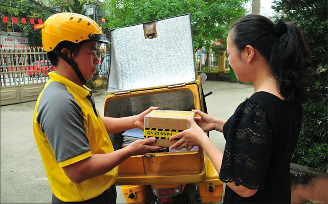 Nhiều người dân Yên Bái mua hàng hóa trên các trang mạng xã hội.