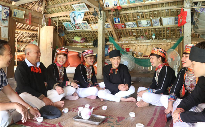 Lớp học tiếng nói, chữ viết của người Dao, xã Tân Đồng được người có uy tín Đặng Hồng Quân (đầu tiên, bên trái) trực tiếp giảng dạy.