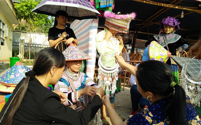 Du khách mua hàng thủ công mỹ nghệ về làm kỷ niệm khi đi du lịch tại Văn Yên, Yên Bái.