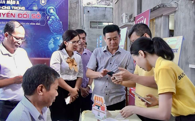 Lãnh đạo UBND huyện Văn Yên trao đổi với đội ngũ cán bộ, công chức tại Lễ phát động “Tháng chuyển đổi số” của thị trấn Mậu A.