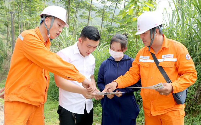 Cán bộ Công ty Điện lực Yên Bái tuyên truyền đến người dân các giải pháp tiết kiệm điện mùa nắng nóng.
