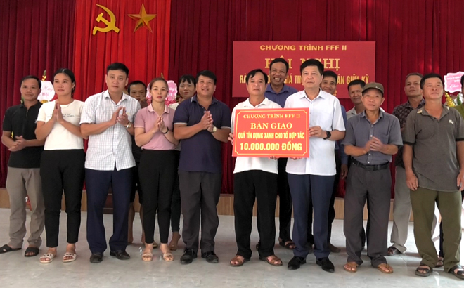 The Management Board of FFF II hands over capital from the green credit fund to the cooperative group of Tan Phong village in Yen Binh district’s Tan Nguyen commune.