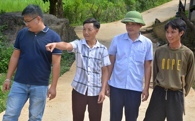 Lãnh đạo thị trấn Sơn Thịnh cùng Tổ trưởng dân phố Sơn Lềnh tuyên truyền, vận động nhân dân trong tổ đóng góp công lao động, hoàn thiện 1 km đường mới được bê tông hóa.
