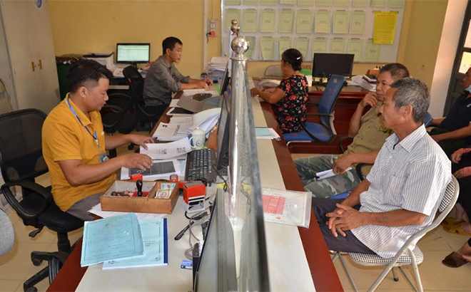 Người dân đến giải quyết thủ tục hành chính tại bộ phận một cửa xã Việt Cường.