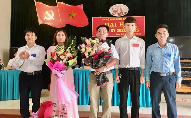 Lãnh đạo xã Lương Thịnh tặng hoa chúc mừng Đại hội Chi bộ thôn Đồng Bằng, nhiệm kỳ 2022 - 2025.
