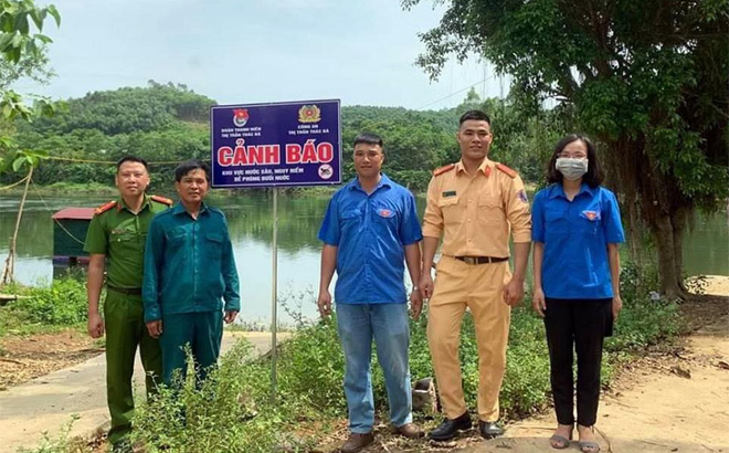 Đoàn Thanh niên và Công an thị trấn Thác Bà phối hợp cắm biển cảnh báo khu vực nước sâu, nguy hiểm để phòng đuối nước.