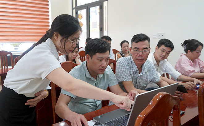Trên 200 cán bộ, công chức, viên chức của các cơ quan đơn vị huyện, thị xã, thành phố đươc giảng viên hướng dẫn ký số thủ tục hành chính trên cổng dịch vụ công tỉnh Yên Bái.