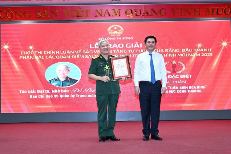 Bộ trưởng Bộ Công Thương Nguyễn Hồng Diên trao giải cho cá nhân đạt giải Đặc biệt.