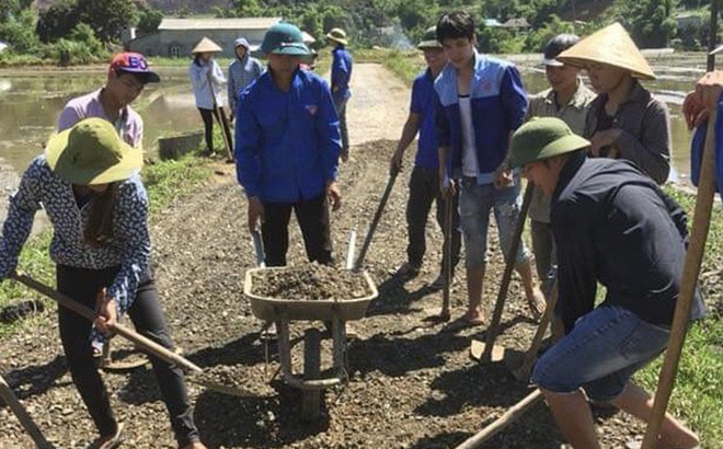 Nhân dân xã Đồng Khê nâng cấp đường giao thông nông thôn.