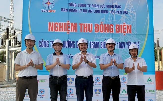 Lãnh đạo Ban quản lý Dự án lưới điện, Công ty Điện lực Yên Bái cùng các nhà thầu tham gia thi công Dự án tại buổi nghiệm thu, đóng điện Dự án công trình đường dây và trạm biến áp 110 kV Yên Thế.