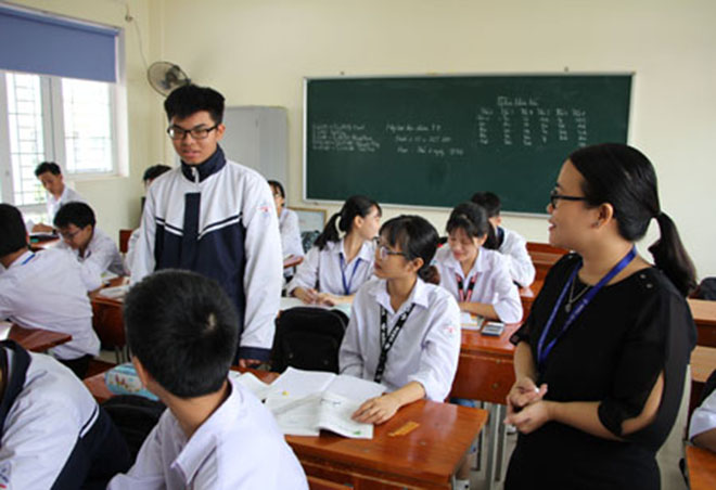 Cô và trò Trường THPT chuyên Nguyễn Tất Thành trong một tiết học chuyên đề môn Hóa học. Ảnh minh họa.