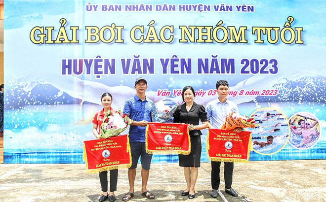 Lãnh đạo huyện Văn Yên trao giải Nhất, Nhì, Ba cho các đoàn tham gia Giải.