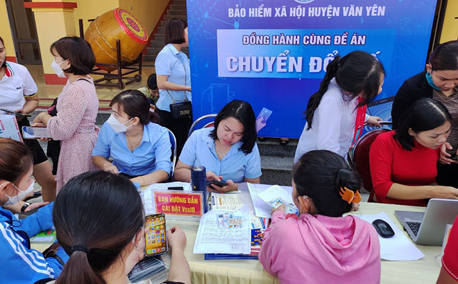 Cán bộ BHXH Huyện Văn Yên hướng dẫn cài đặt ứng dụng VNEID cho người dân.