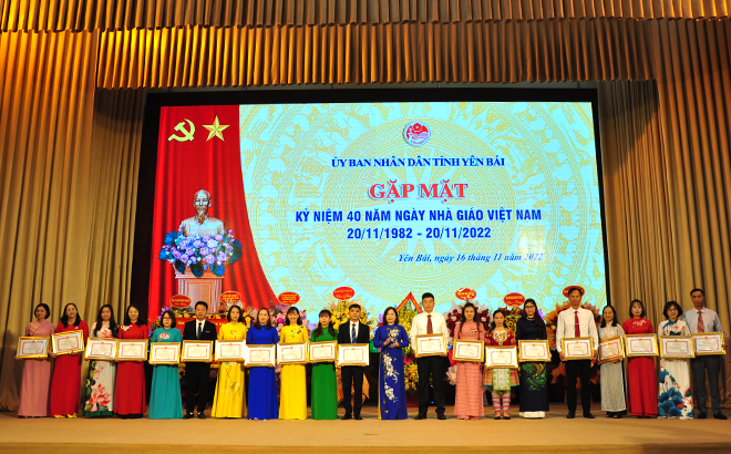 Đồng chí Vũ Thị Hiền Hạnh - Phó Chủ tịch UBND tỉnh trao Bằng khen cho các giáo viên có thành tích xuất sắc nhân kỷ niệm 40 năm Ngày Nhà giáo Việt Nam.