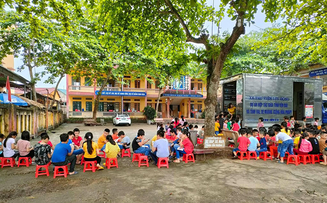 Xe thư viện lưu động luân chuyển sách đến tủ sách Trường Tiểu học và THCS xã Tuy Lộc, thành phố Yên Bái.