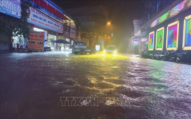 Nhiều tuyến đường tại thành phố Điện Biên Phủ ngập sâu trong nước, tối 2/8/2023.