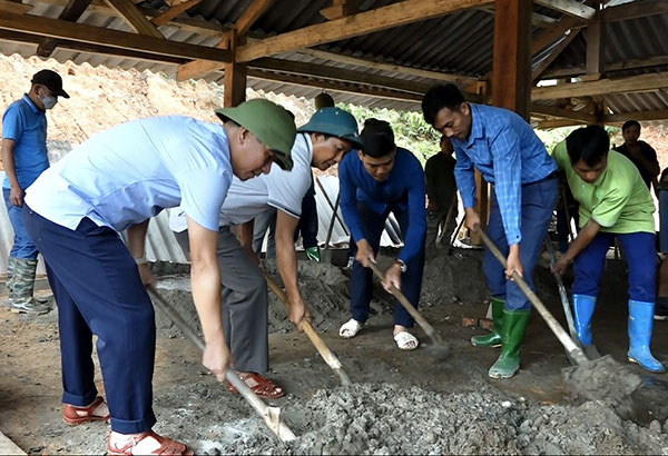 Các đồng chí lãnh đạo huyện Trạm Tấu và xã Bản Mù tham gia chương trình 