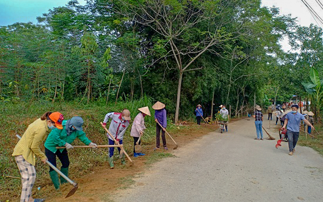 Nhân dân xã Hán Đà dọn vệ sinh đường làng, ngõ xóm.