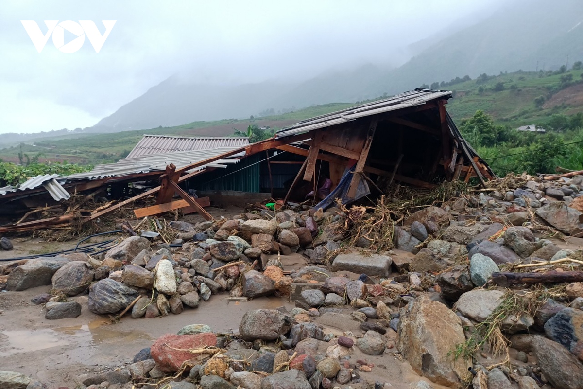 Sạt lở đất đá tại xã Tà Mung và Khoen On, huyện Than Uyên, tỉnh Lai Châu làm 4 người chết, 3 người bị thương.
