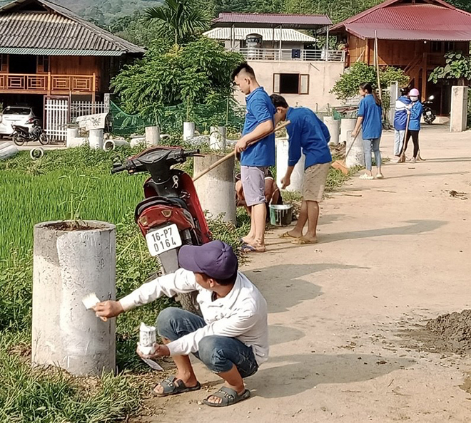 Đoàn viên thanh niên xã Nghĩa Phúc tham gia xây dựng các tuyến đường hoa.
