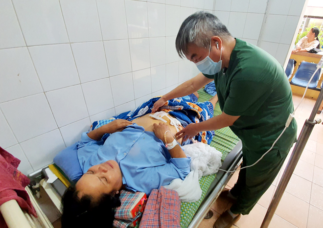 Bác sỹ Phạm Anh Tiến - Trưởng khoa Khoa Ngoại tổng hợp thăm khám bệnh nhân Hà Thị Thuận sau khi mổ khối u đại tràng 4x5cm.