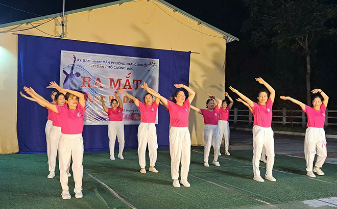 Ra mắt Câu lạc bộ dân vũ tại phường Nam Cường, thành phố Yên Bái.