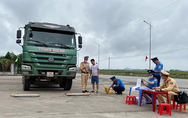 Lực lượng Thanh tra Sở GTVT Quảng Ninh phối hợp cùng cảnh sát giao thông triển khai kiểm soát tải trọng phương tiện.