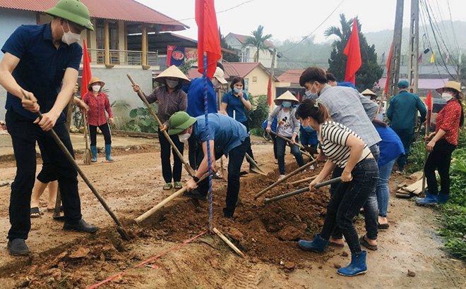 Hội viên nông dân xã Tân Hương tham gia nâng cấp đường giao thông nông thôn.