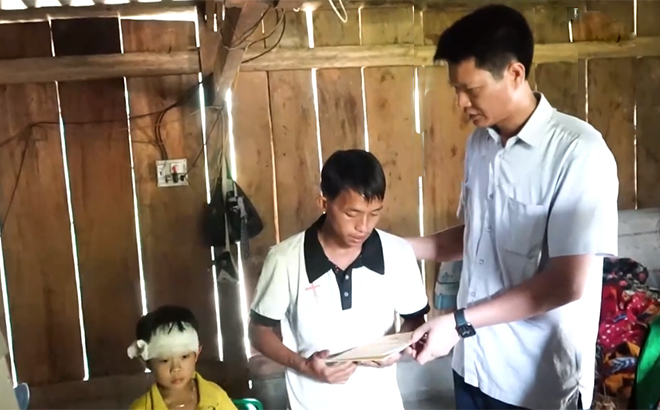 Phó Chủ tịch thường trực UBND tỉnh Nguyễn Thế Phước thăm hỏi, động viên, chia buồn cùng gia đình tại xã Khao Mang (Mù Cang Chải)có 2 trẻ nhỏ không may bị thiệt mạng trong trận mưa lũ vừa qua.