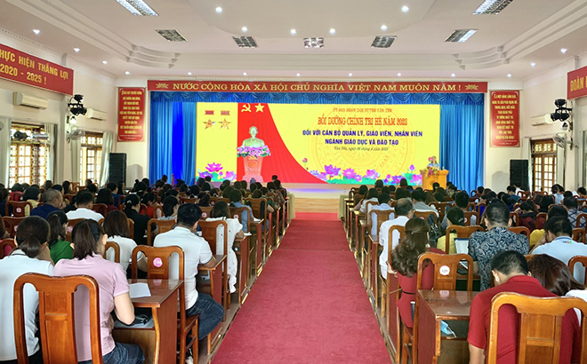 Quang cảnh lớp bồi dưỡng tại điểm cầu Trung tâm tâm Hội nghị huyện Văn Yên.