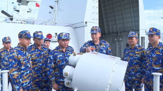 Đại tá Nguyễn Văn Bách - Tư lệnh Vùng 4 Hải quân kiểm tra các nội dung thi.