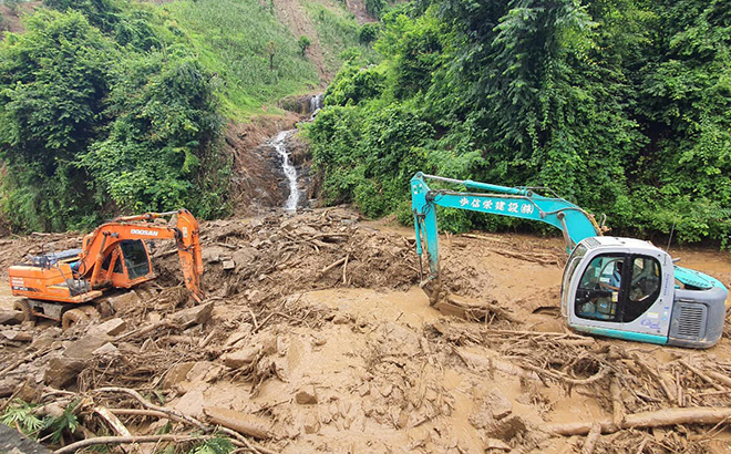 Ngành Giao thông - Vận tải tỉnh Yên Bái đưa các phương tiện, máy móc giải phóng các điểm sạt lở ta luy trên quốc lộ 32.