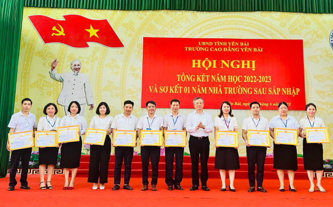 Nhà giáo Đặng Đình Thắng - Hiệu trưởng Trường Cao đẳng Yên Bái trao danh hiệu Tập thể lao động tiên tiến cho 11 đơn vị nhà trường năm học 2022-2023.