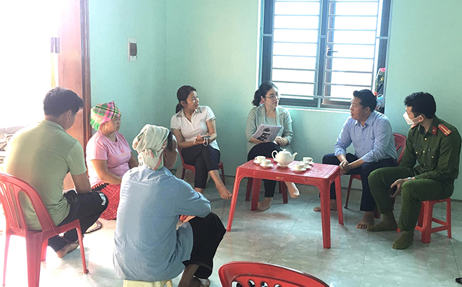 Cán bộ Phòng Tư pháp và Phòng Dân tộc huyện Văn Chấn tuyên truyền, phổ biến giáo dục pháp luật cho người dân xã Suối Giàng.