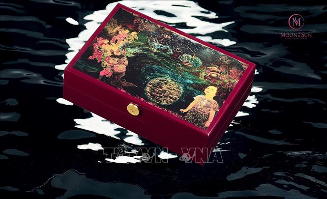 Họa phẩm “Bóng trăng thu” của họa sỹ Hoàng Hữu Vân được thể hiện trên bộ sưu tập quà tặng thuần Việt với tên gọi “Ánh trăng”.