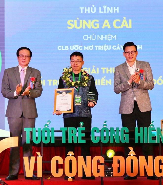 Sùng A Cải được vinh danh tại Lễ tôn vinh Tuổi trẻ cống hiến vì cộng đồng 2022.